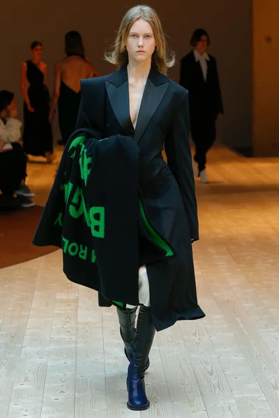 Look 17